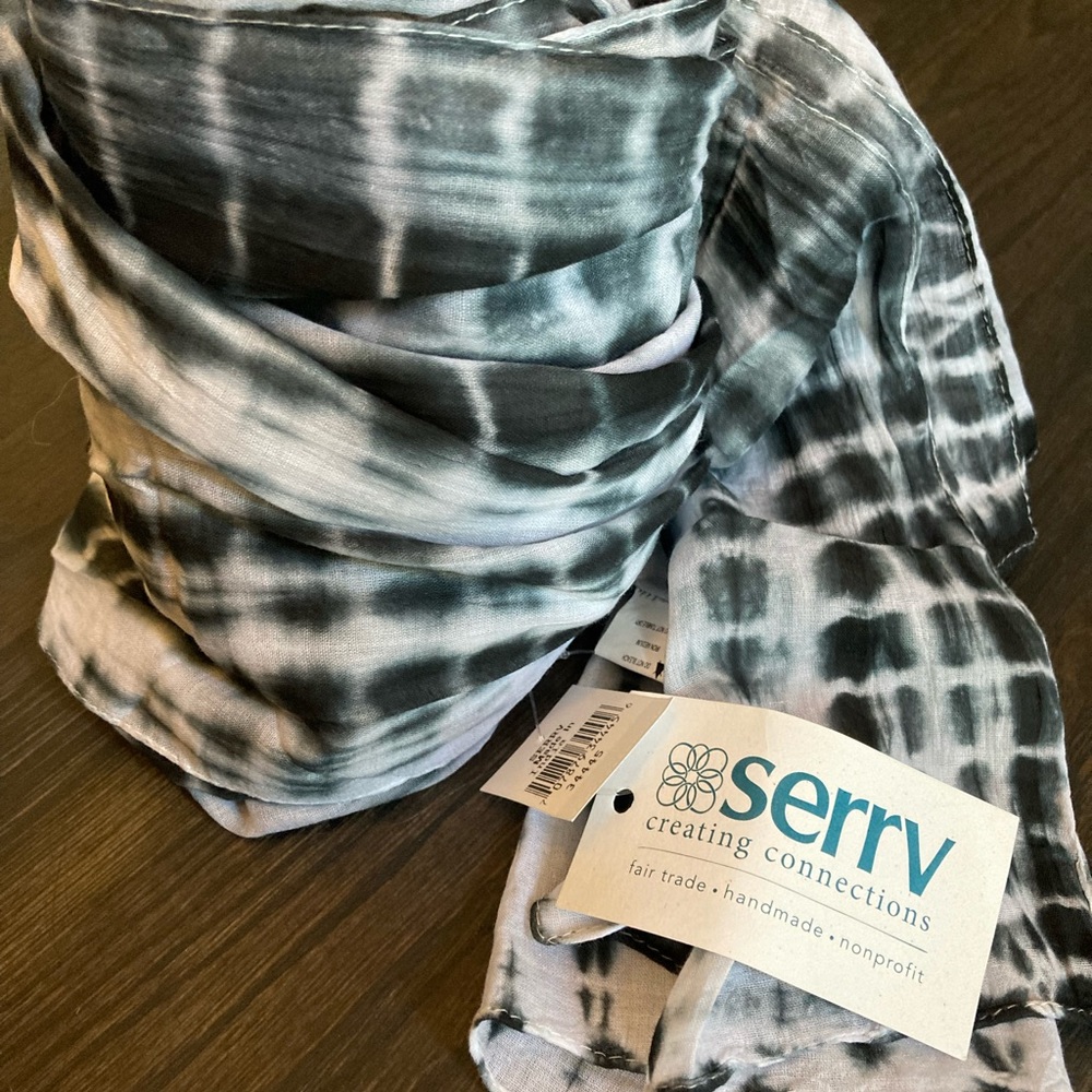 NWT Sophisticated black & white scarf by Serrv.